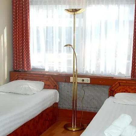 Budget Hostel Bargain Toko Hostel